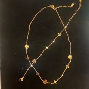 Elegant Gold LV Necklace and Bracelet nSet